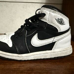 Nike Kids Black and White 👟 Shoes
